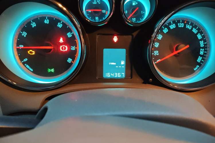 Used Buick GT 2013 GT 1.6L Manual Entry-Level Model Odometer Close Up