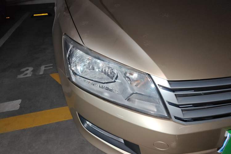 Used Volkswagen Santana 2013 1.6L Automatic Comfort Edition Right Front Headlight