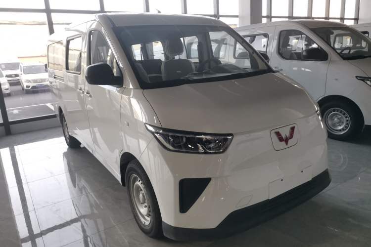 Used Wuling Yangguang 2025 Model 310KM Bus Edition—Customized by CATL