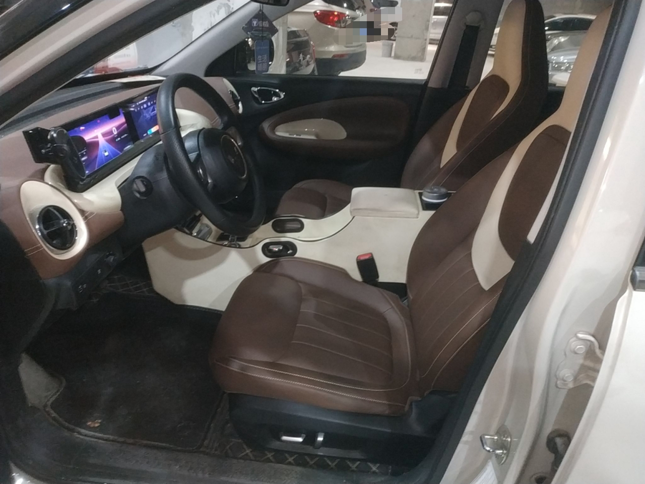 Переднее сиденье в автомобиле