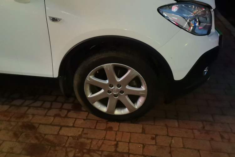 Used Buick Encore 2014 1.4T Automatic Two-Wheel Drive Urban Elite Model Right Front Wheel Hub