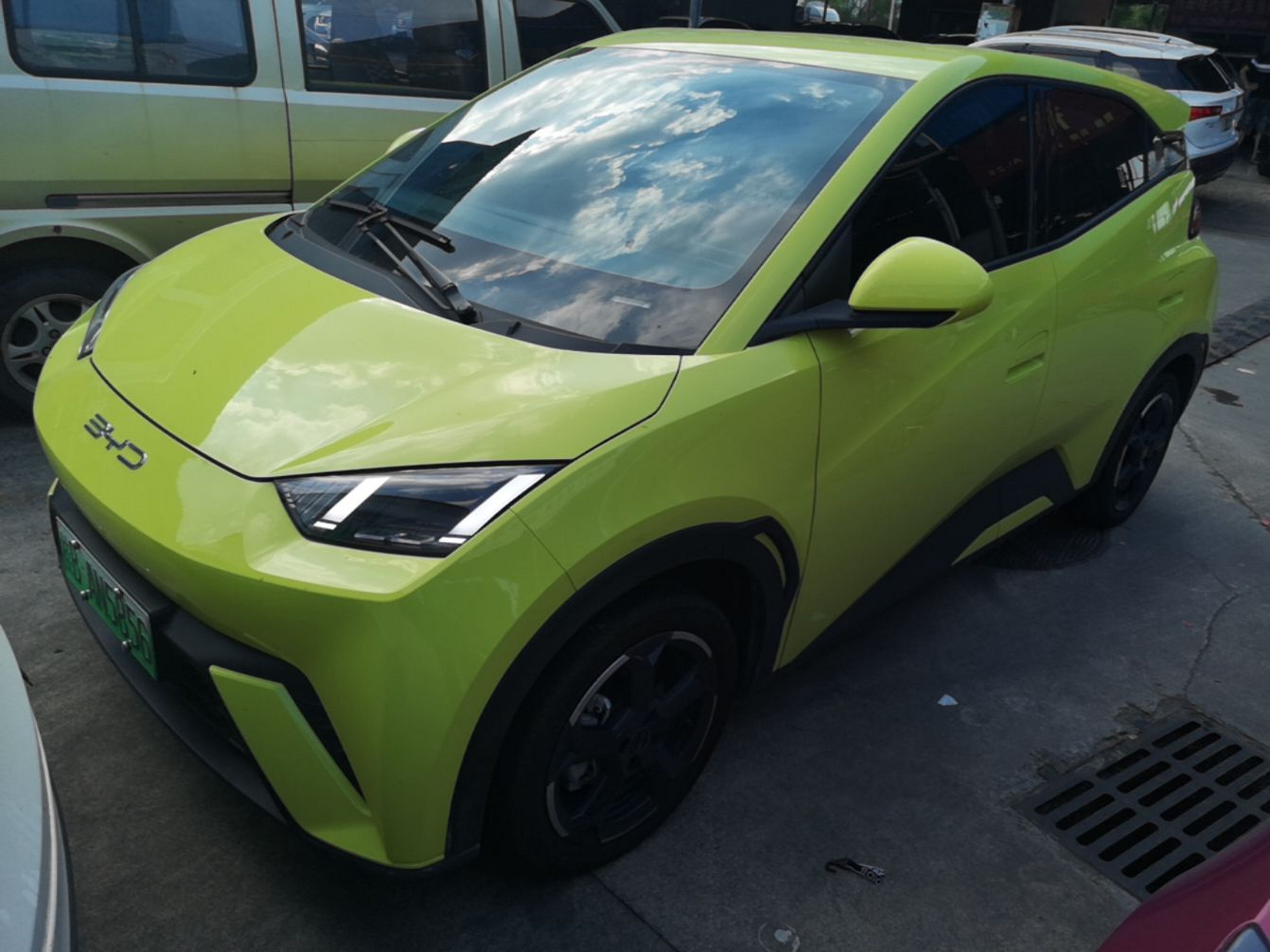 Под передней частью автомобиля