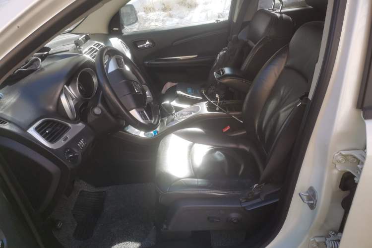 Used Dodge Journey 2013 2.4L Two-Wheel Drive Luxury Version Left Front Seat