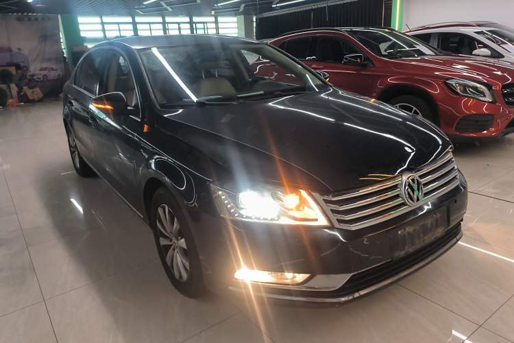 Used Volkswagen Magotan 2013 1.8TSI Luxury Model Front Right 45 Deg