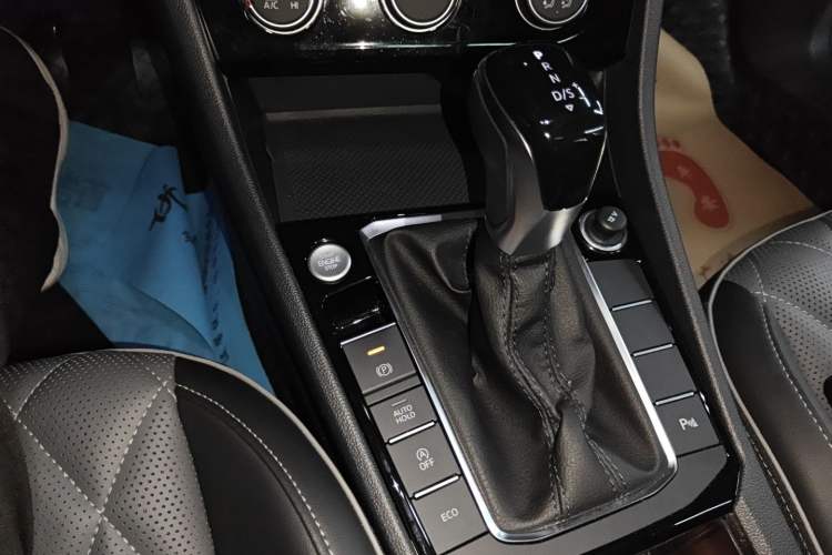 Used Volkswagen Sagitar 2023 300TSI DSG Excellence Edition Gear Lever