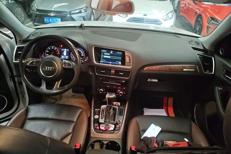 Used Audi Q5 2017 Plus 40 TFSI Comfort Model Center Console