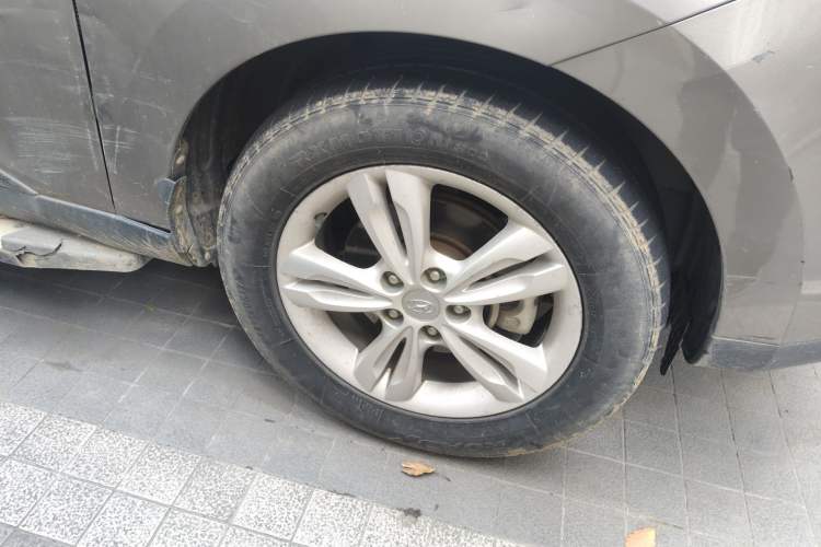 Used Hyundai ix35 2012 2.0L Automatic Two-Wheel Drive Elite Edition GLS Right Front Wheel Hub