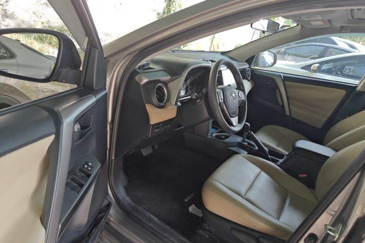 Used Toyota RAV4 2019 2.0L CVT Two-Wheel Drive Luxury Version China VI Standard
