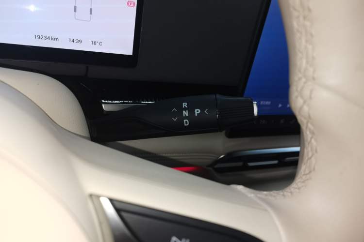 Used VOYAH Dream 2025 PHEV Four-Wheel-Drive Flagship Kunpeng Edition
