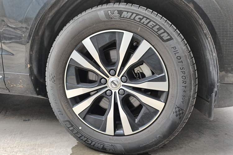 Used Volvo XC60 2024 B5 4x4 Smart Luxury Edition Right Front Wheel Hub