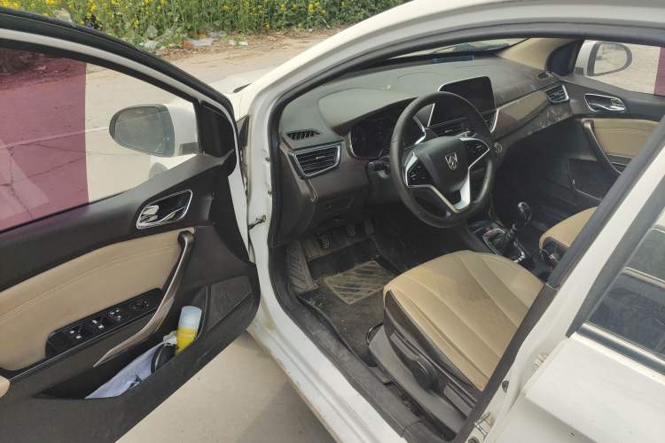 Used Baojun 310W 2017 1.5L Manual Fashion Model China V