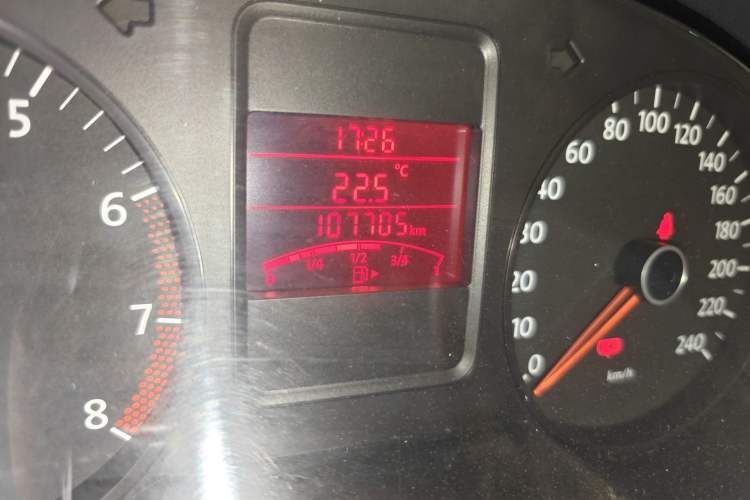 Used Volkswagen Polo 2011 1.4L Manual ZhiLe Edition Odometer Close Up