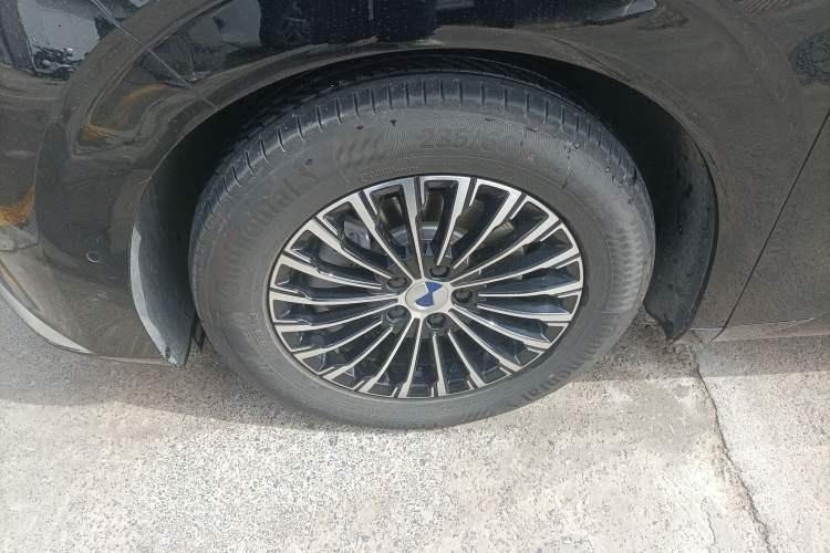 Used Denza D9 2025 DM-i Smart Drive 1020 Four-Wheel Drive Deluxe Model
