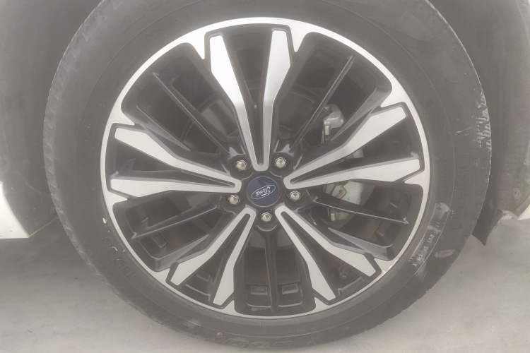 Used Ford Escape 2020 EcoBoost 245 Four-Wheel Drive ST-LINE Deluxe Edition Right Front Wheel Hub