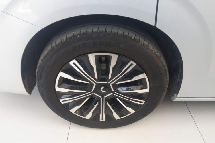 Used Wuling Starlight 730 2025 Model Pure Electric 500km Luxury Edition Right Rear Wheel Hub