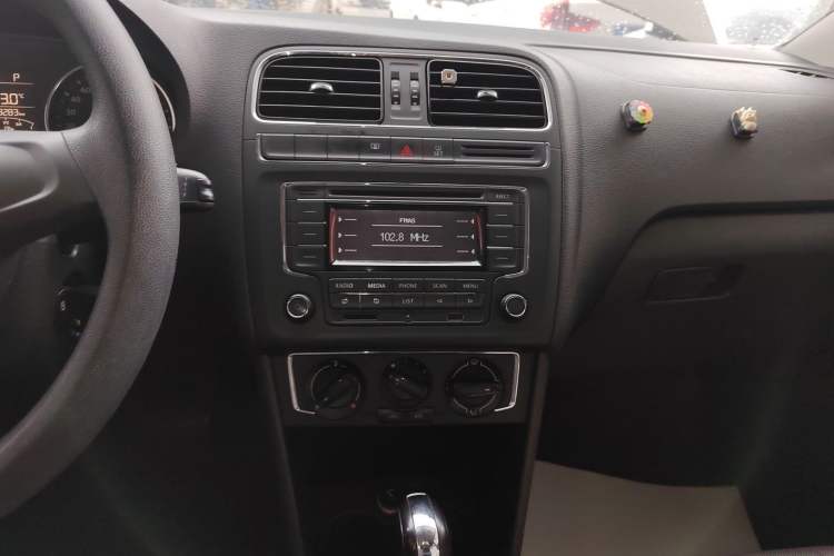 Used Volkswagen Polo 2014 1.6L Automatic Comfort Edition Audio And AC Panel