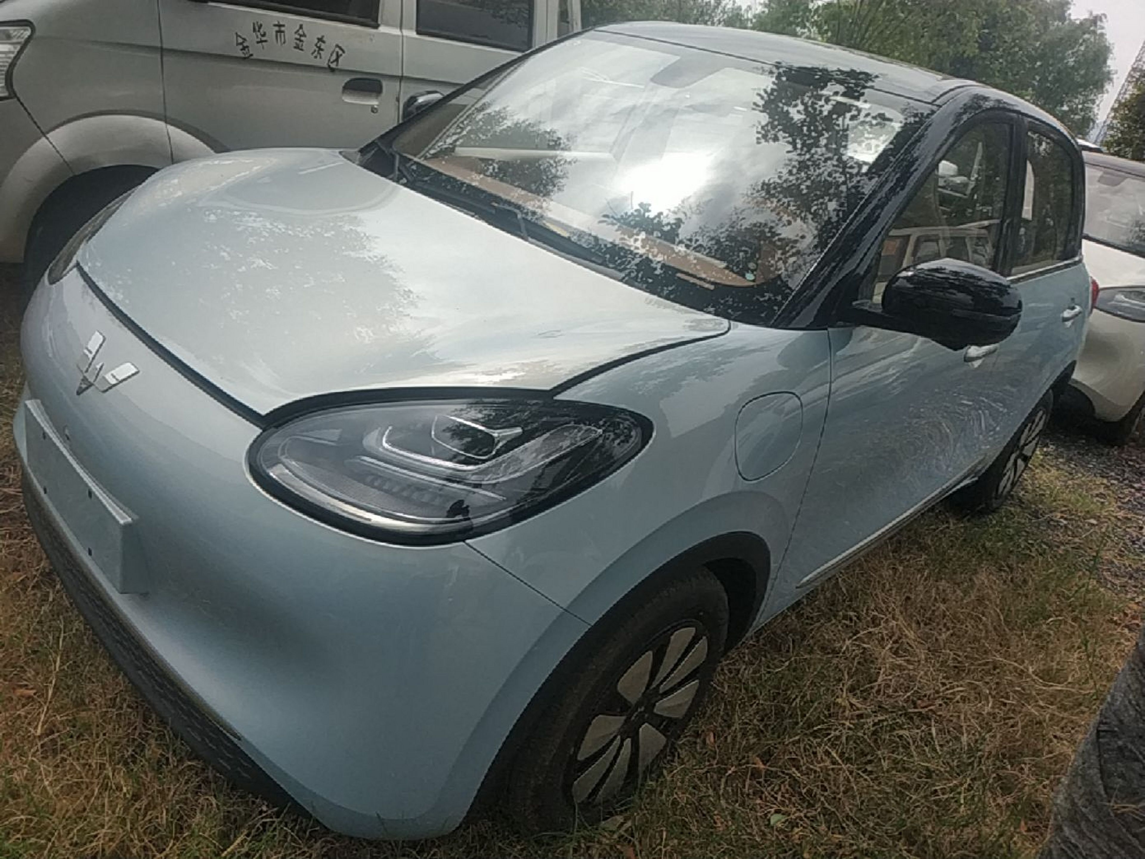 Под передней частью автомобиля
