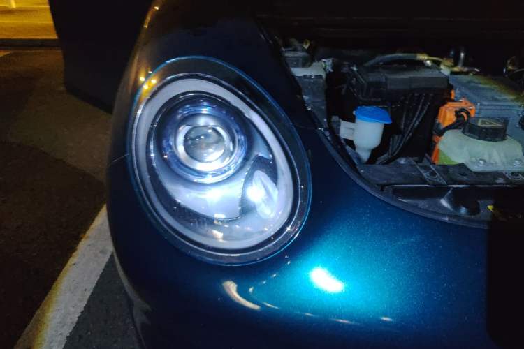 Used ORA Good Cat 2023 401 km Standard Range Premium Version Lithium Iron Phosphate Right Front Headlight