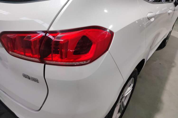 Used Wey VV5 2021 1.5T Two-Wheel Drive Color Pioneer
