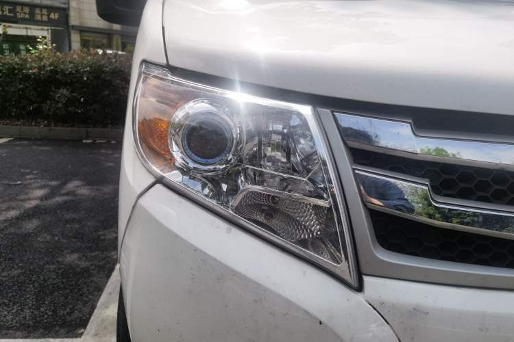 Used Dongfeng Yufeng 2012 3.0T Short Wheelbase Mid-Top Leading Edition China IV ZD30 Right Front Headlight