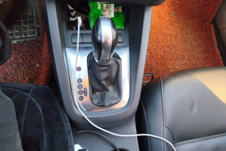 Used Volkswagen Sagitar 2014 Revised Version 1.6L Automatic Comfort Edition Gear Lever