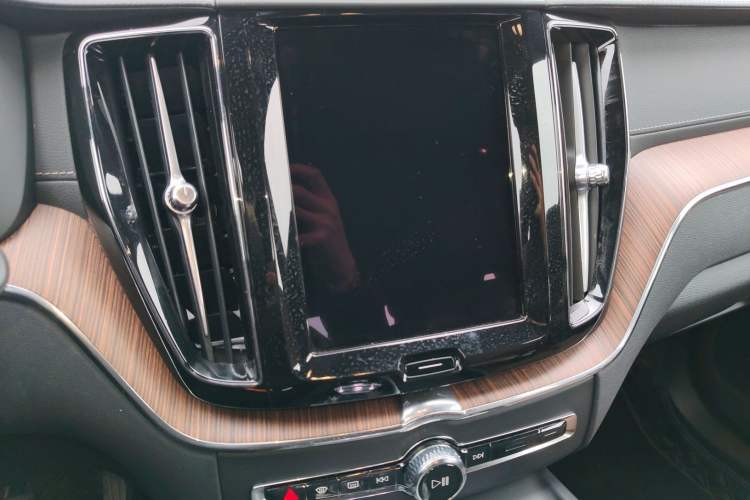 Used Volvo XC60 2024 B5 4x4 Smart Luxury Edition Audio And AC Panel