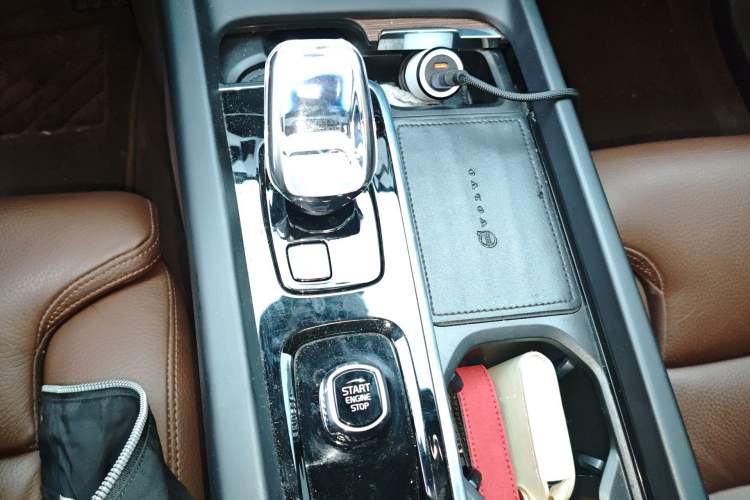 Used Volvo XC60 2023 B5 4x4 Smart Luxury Edition Gear Lever