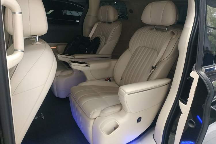 Used VOYAH Dream 2025 PHEV Four-Wheel-Drive Flagship Kunpeng Edition
