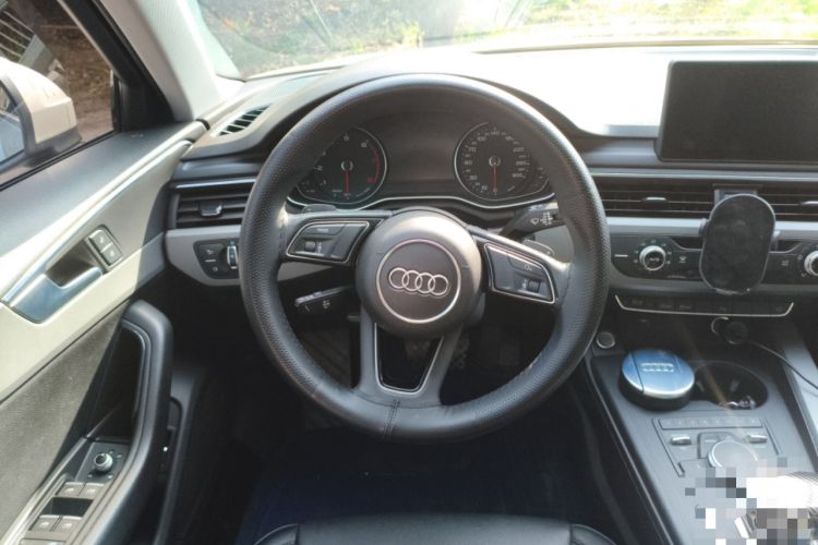 Used Audi A4L 2019 40 TFSI Fashion Edition China VI Emission Standard Steering Wheel