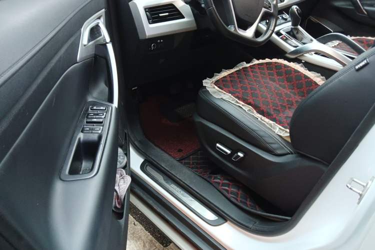 Used Geely Auto Emgrand X7 Sport 2018 1.8TD Automatic Two-Wheel Drive ZhiZun Model with 4G Connectivity Driver Seat