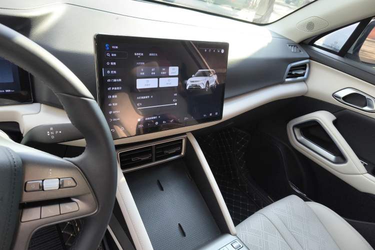 Used BYD Yuan UP 2025 Intelligent Driving Version 401 KM Dynamic Edition Audio And AC Panel