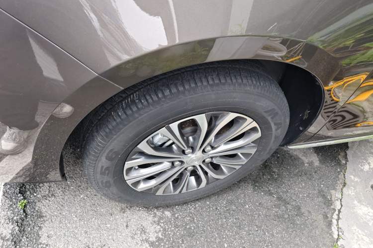 Used Buick GL8 2023 Facelifted Land Cruiser Executive Luxury Version Left Front Wheel Hub