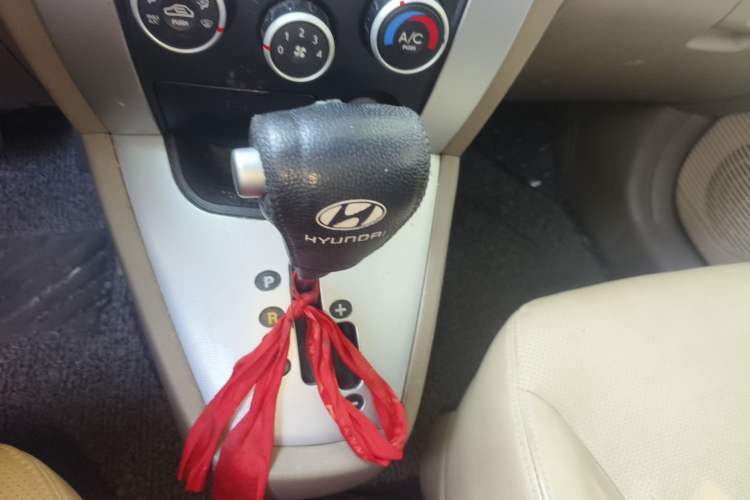 Used Hyundai Tucson 2009 2.0L Automatic Two-Wheel Drive with Sunroof Gear Lever