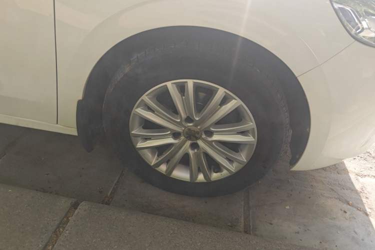 Used Peugeot 301 2014 1.6L Manual Comfort Edition Right Front Wheel Hub