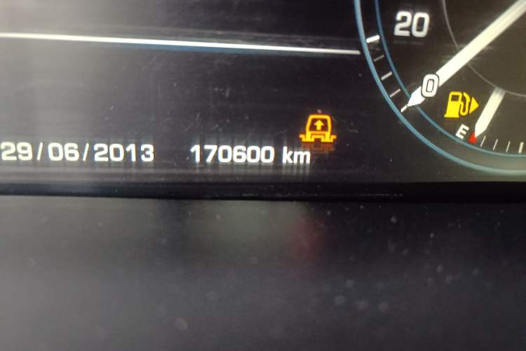 Used Land Rover Range 2014 3.0 SC V6 Vogue SE Long-Wheelbase Edition Odometer Close Up