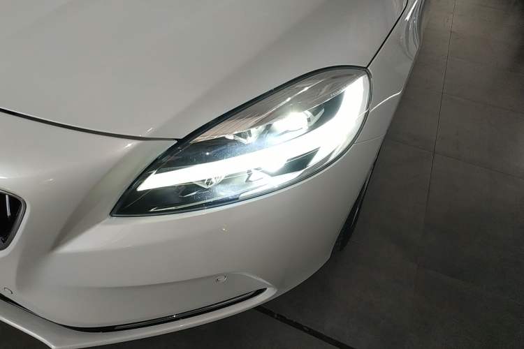 Used Volvo V40 2019 T3 Smart Luxury Edition Left Front Headlight