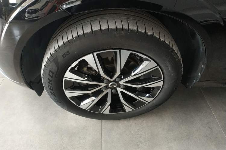 Used Volvo XC60 2024 B5 4x4 Smart Luxury Edition Left Front Wheel Hub