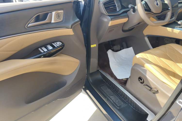 Used Denza D9 2022 DM-i 970 Four-Wheel Drive Prestige Model
