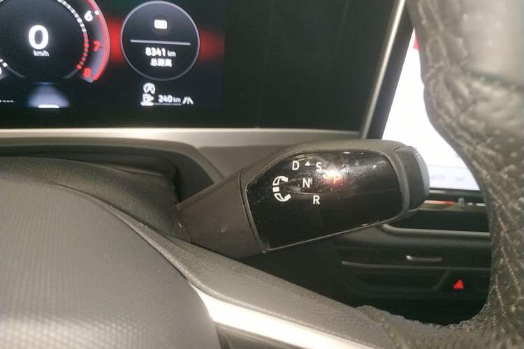 Used Volkswagen Magotan 2024 300TSI DSG Prestige Edition—A Real Eye-Catcher Gear Lever