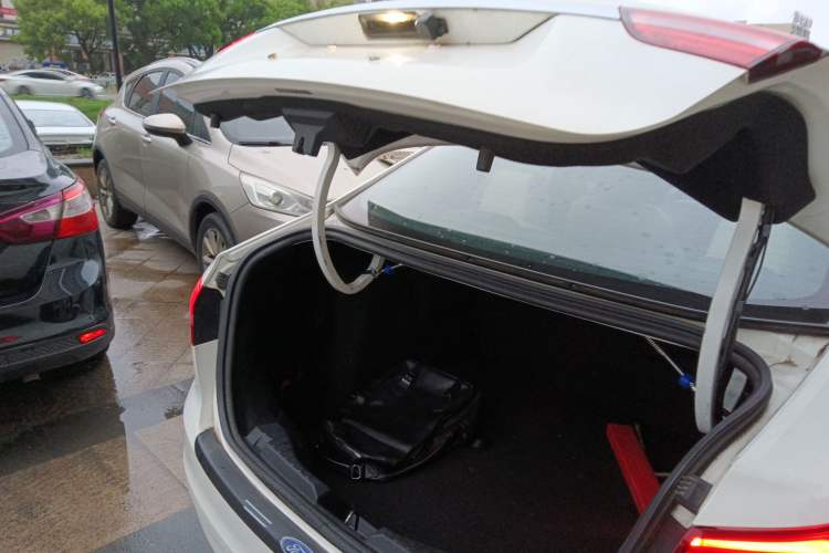 Used Ford Escort 2015 1.5L Automatic Fashion Model Trunk