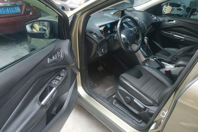 Used Ford Kuga 2013 1.6L GTDi Two-Wheel-Drive Trend Model Driver Seat