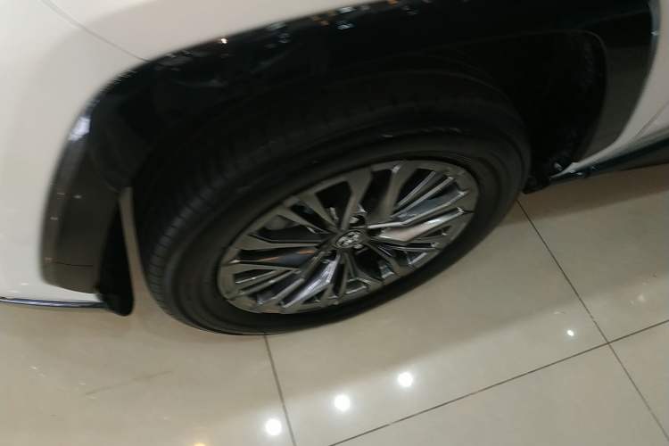 Used Toyota Wildlander 2024 Dual-Motor 2.5L E-CVT Two-Wheel Drive Luxury PLUS Edition
