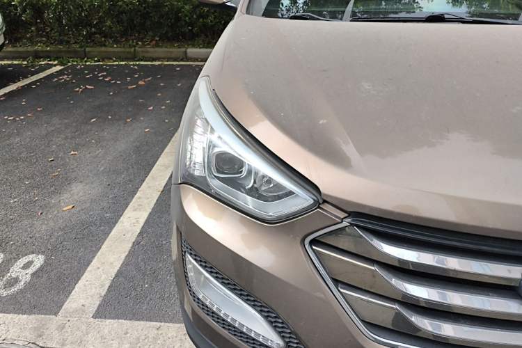 Used Hyundai Santa Fe 2013 2.4L Automatic Two-Wheel Drive Smart Version Right Front Headlight