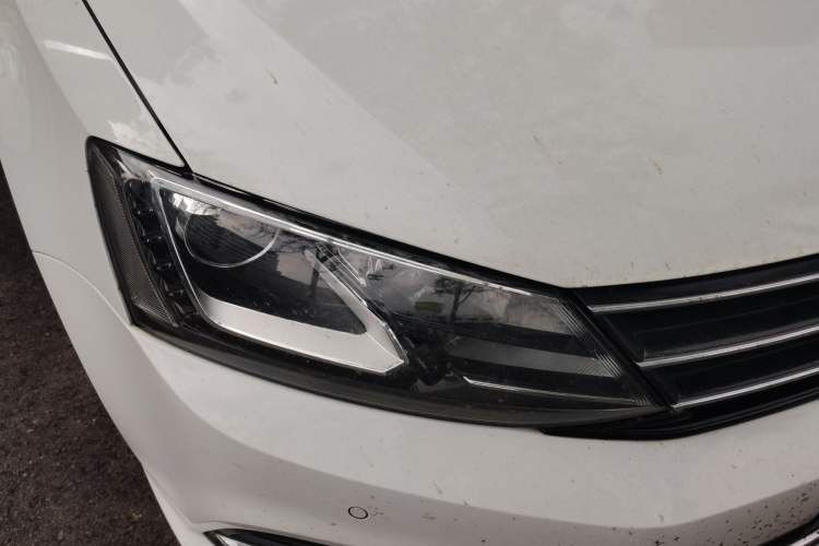 Used Volkswagen Sagitar 2015 230TSI Automatic Luxury Model Right Front Headlight