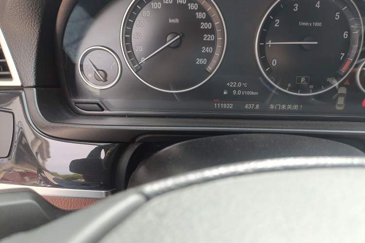 Used BMW 5 Series 2014 520Li Elegant Model Odometer Close Up