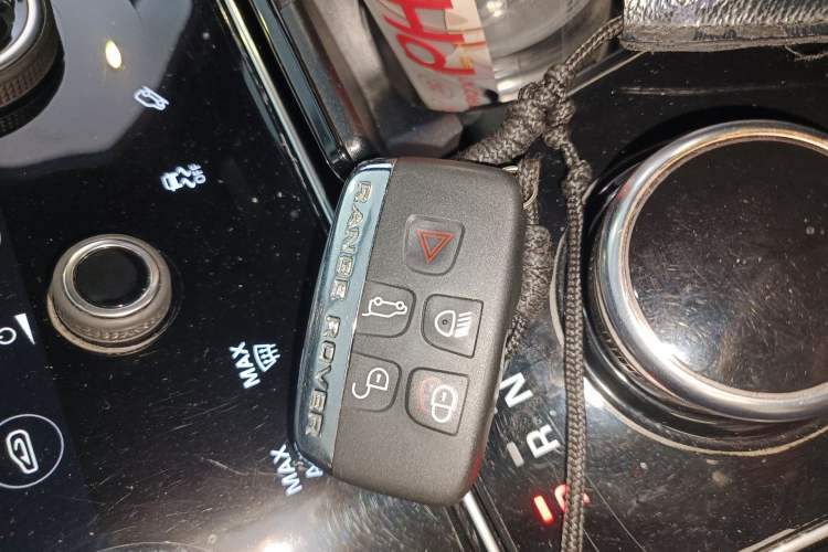 Used Land Rover Range Velar 2019 250 PS R-DYNAMIC S Interior 1