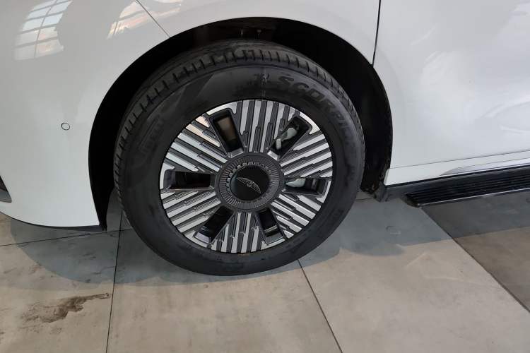 Used Geely Galaxy LEVC L380 2024 140-Degree 8-Seater Four-Wheel Drive Max