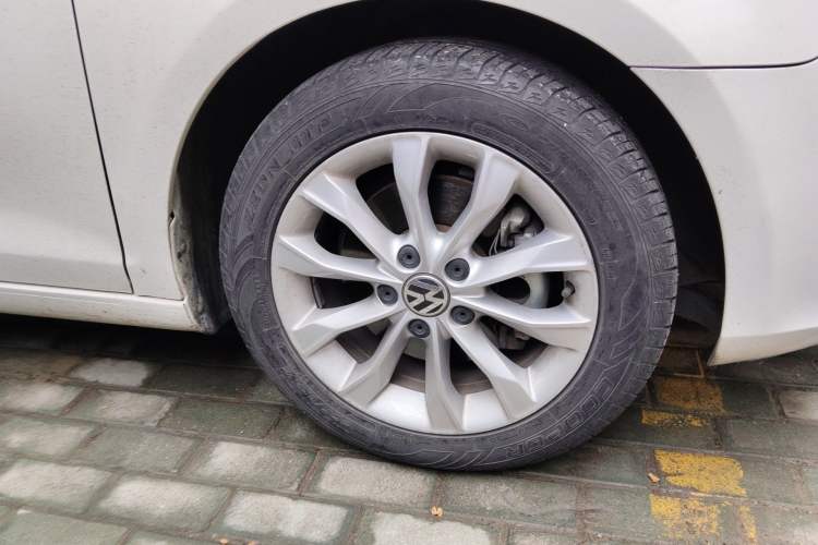 Used Volkswagen Golf 2012 1.4 TSI Automatic Comfort Edition Right Front Wheel Hub