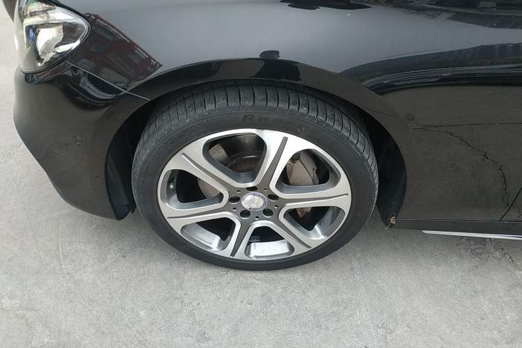 Used Mercedes-Benz E-Class 2016 E 300 L Sporty and Stylish Model
