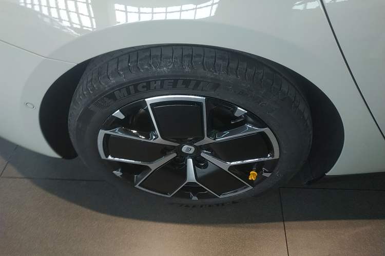 Used Xiaomi Auto SU7 2024 Rear-Drive Long-Range Intelligent Driving Version Right Rear Wheel Hub